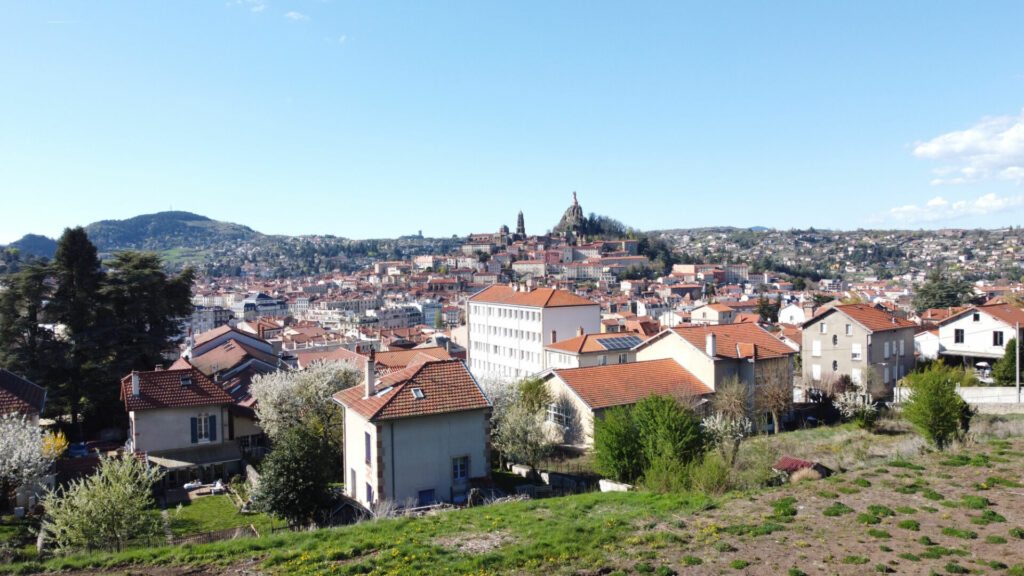 Vue depuis le Belvédère des Cimes sur Le Puy-en-Velay et Notre-Dame de France